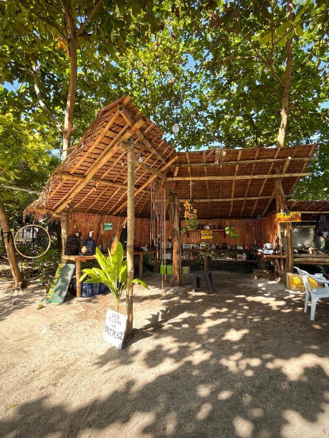 Ostello Tribal Huts Community Daanbantayan Esterno foto