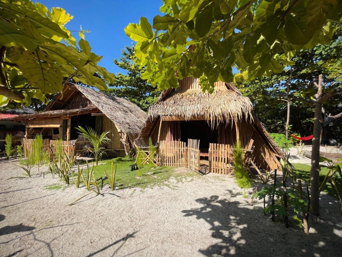Ostello Tribal Huts Community Daanbantayan Esterno foto