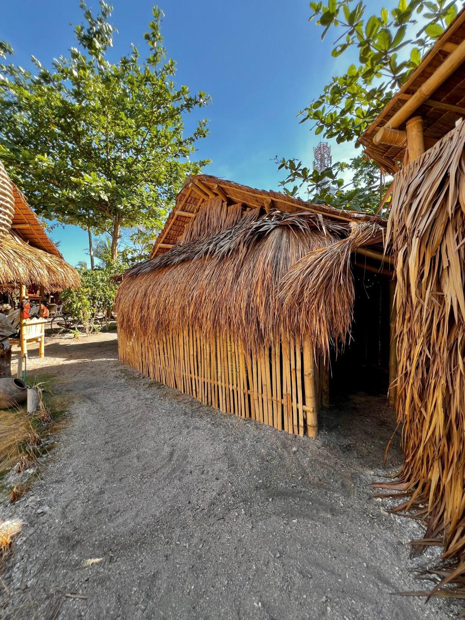Ostello Tribal Huts Community Daanbantayan Esterno foto